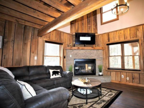 Hideaway Hollow Prime Location King Bed HotTub
